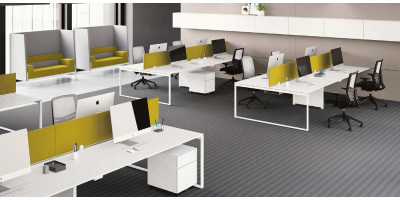 Качественная офисная мебель для персонала в современном интерьере.