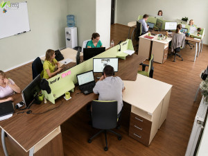 Работа сотрудников в офисе оснащенном мебелью Прайм